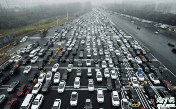 汽車(chē)上坡堵車(chē)怎么跟車(chē) 坡道停車(chē)車(chē)頭朝上還是朝下1