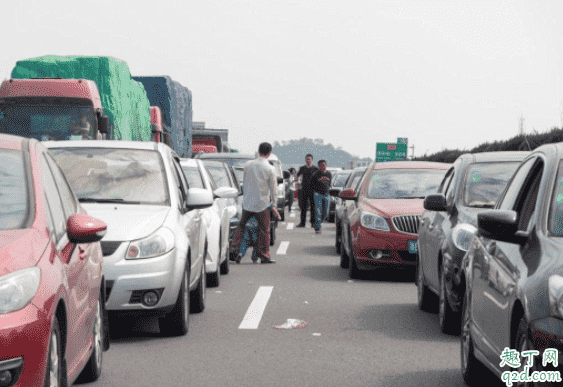 汽車(chē)上坡堵車(chē)怎么跟車(chē) 坡道停車(chē)車(chē)頭朝上還是朝下2