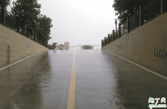 汽車(chē)上坡堵車(chē)怎么跟車(chē) 坡道停車(chē)車(chē)頭朝上還是朝下4