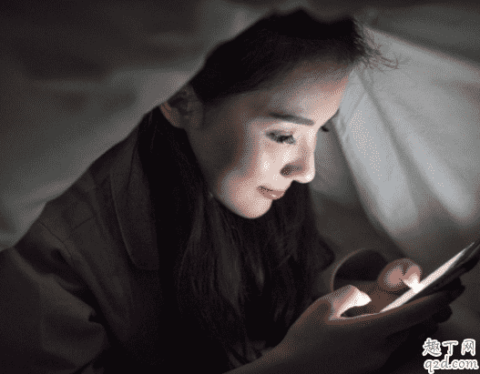 關燈玩手機會得青光眼嗎 青光眼瞳孔是青色的嗎4