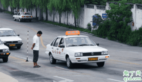 練車總踩剎車傷車嗎 練車老是想踩剎車怎么辦4