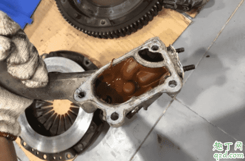 發(fā)動機水道里面水垢怎么樣清除 發(fā)動機里面為什么有水垢1