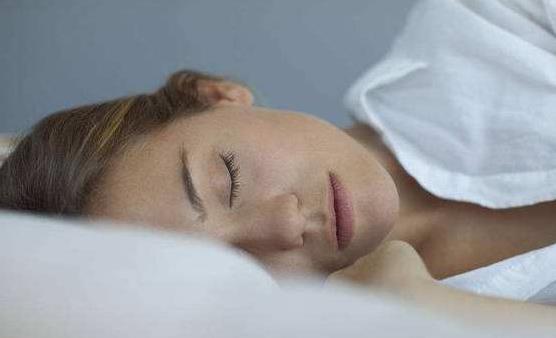 生物鐘對人體至關重要：睡眠規律平衡內分泌，定點吃飯保障腸道節律