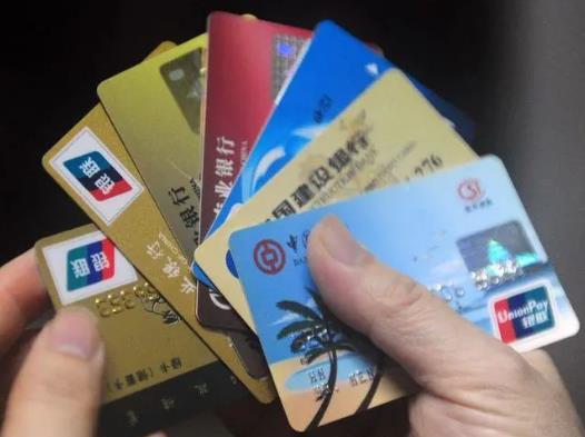 銀行卡被吞了不是本人的能取嗎？銀行卡不解鎖錢會不會沒有？