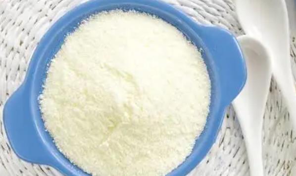 臨期奶粉的危害有哪些？泡好的奶粉放冰箱可以保存多久？