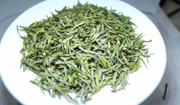 黃山毛峰茶怎么辨別真假(條索細(xì)扁，翠綠中略泛微黃)