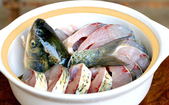 草魚搭配什么菜好吃？草魚頭豆腐湯的營養價值