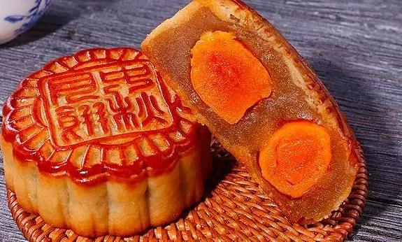 蛋黃月餅里的蛋黃是真的嗎？蛋黃月餅吃多了好嗎